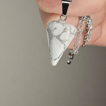 Dije Howlita pendulo (con cadena)