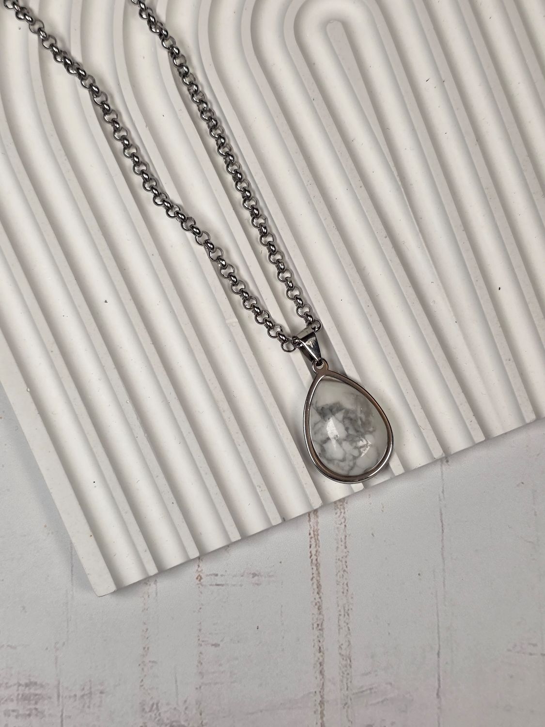 Dije Howlita gota (con cadena)