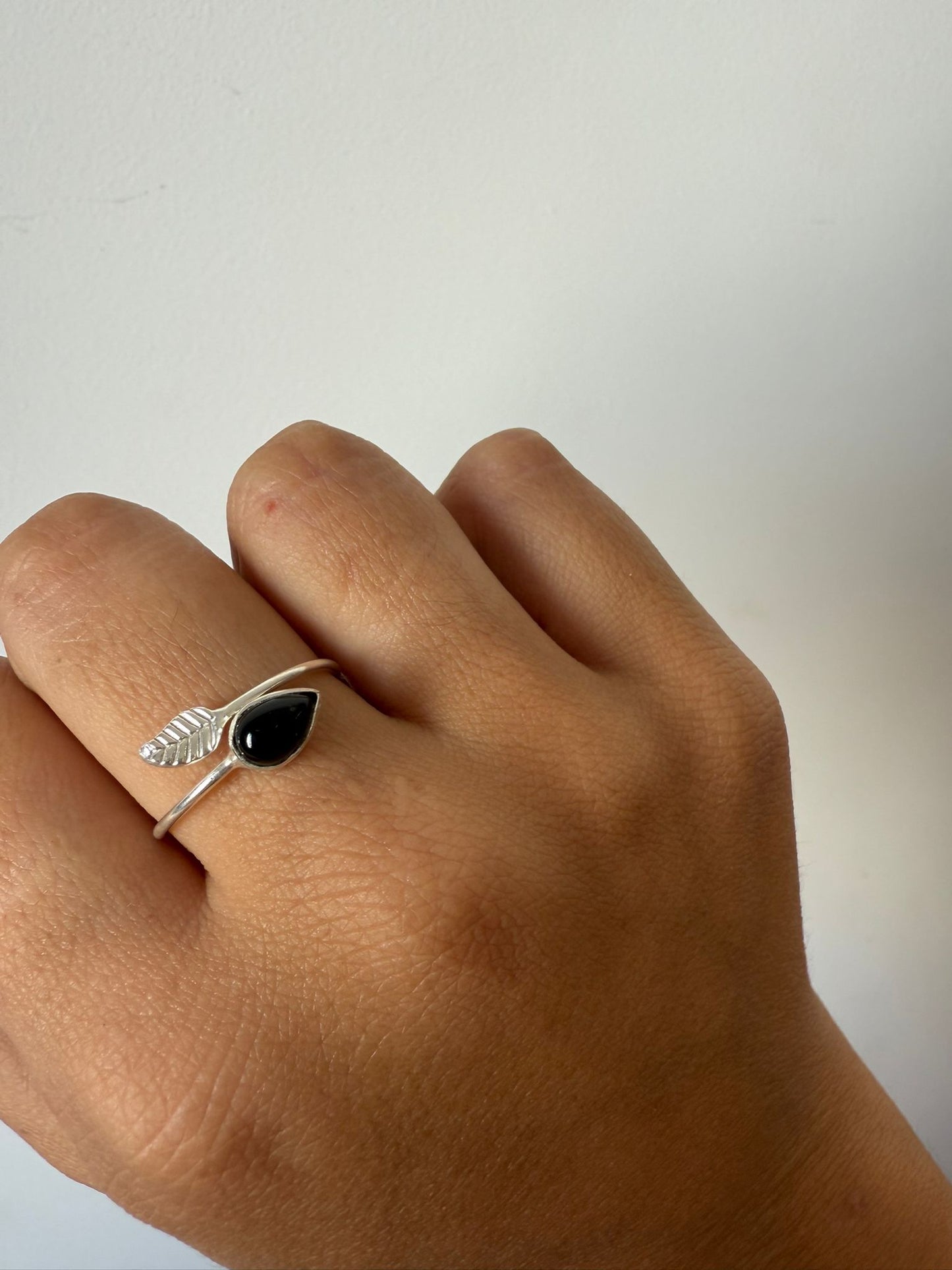 Anillo ónix ajustable hoja plata