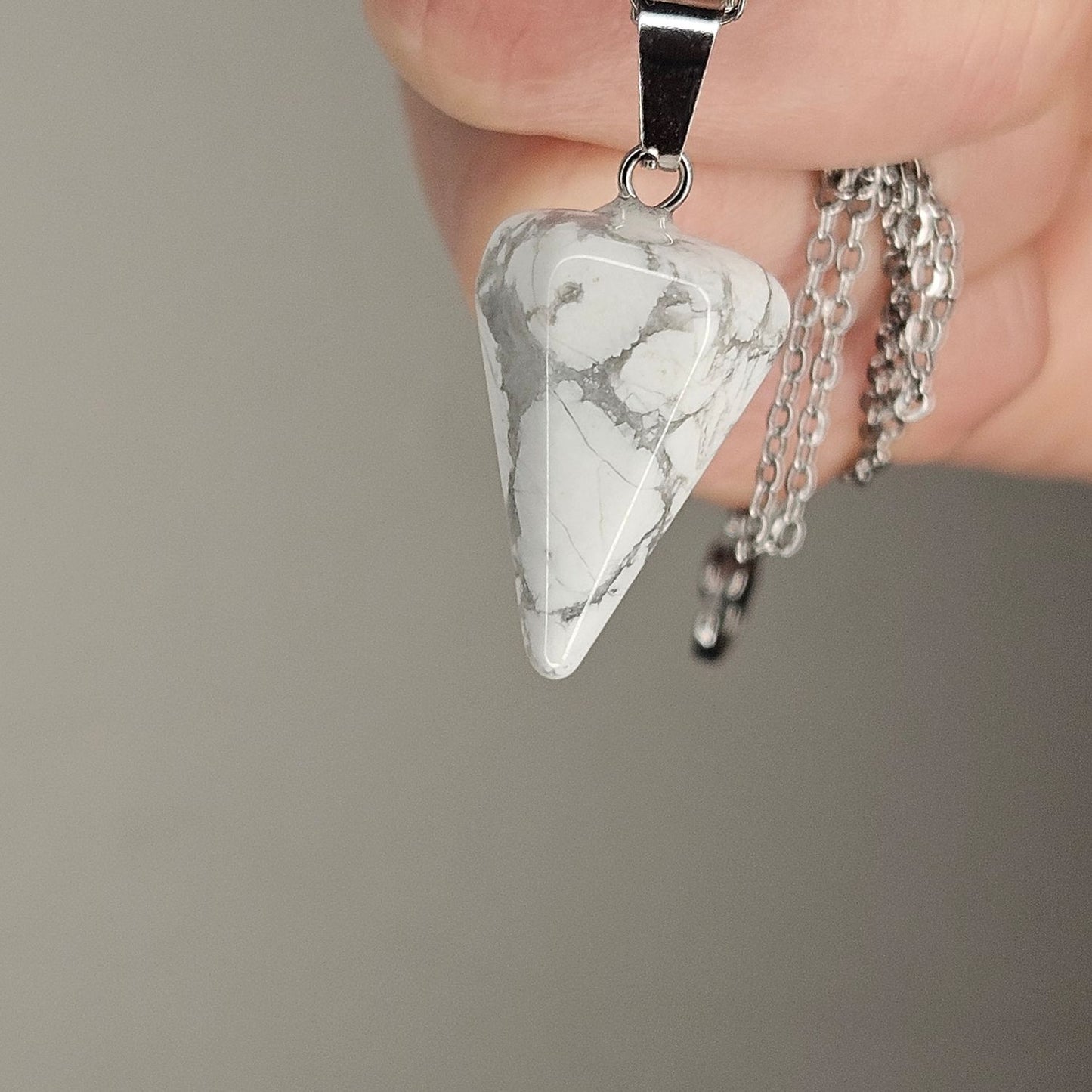 Dije Howlita pendulo (con cadena)